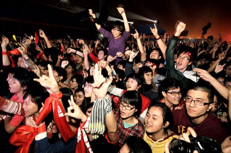 RockStorm 2013 Hà Nội: Bữa tiệc âm thanh đong đầy cảm xúc - 16 22.000 rockfan không ngừng cổ vũ cho các ban nhạc