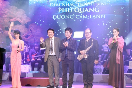 Ngọc Anh 3A “phiêu” trong đêm nhạc Phú Quang - 8 Nhạc sỹ Phú Quang (thứ hai từ trái sang) gửi lời cảm tạ khán giả