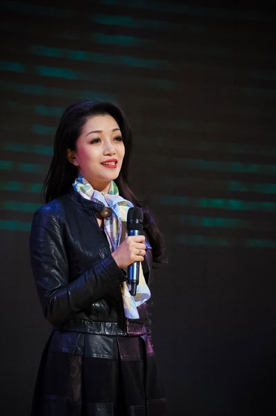 Phạm Thu Hà biểu diễn đêm chào xuân 2014 tại Trung Quốc