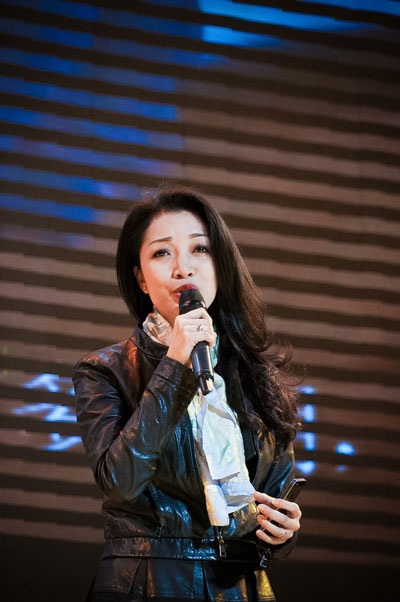 Tại đây, Phạm Thu Hà hát hai ca khúc: Tôi yêu đất nước Trung Hoa...