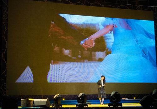 Tại đây, Phạm Thu Hà hát hai ca khúc: Tôi yêu đất nước Trung Hoa...