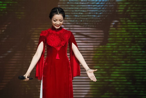 ...và ca khúc Ý O sole Mio