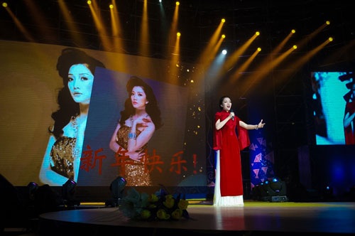 ...và ca khúc Ý O sole Mio