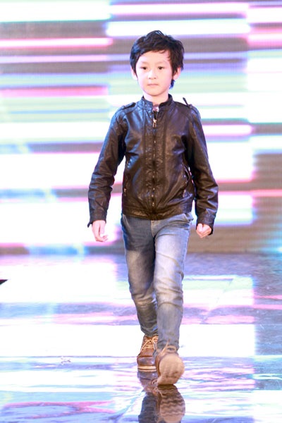 Đội người mẫu nhí đáng yêu thu hút nhiều sự chú ý của tất cả những người tham dự sự kiện