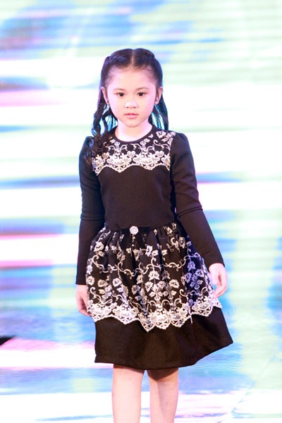 Đội người mẫu nhí đáng yêu thu hút nhiều sự chú ý của tất cả những người tham dự sự kiện