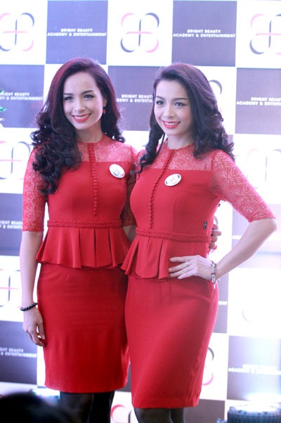 Con gái út của Thúy Hằng tự tin trình diễn catwalk