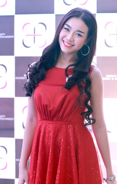 Con gái út của Thúy Hằng tự tin trình diễn catwalk