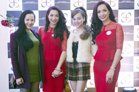 Thúy Hằng- Thúy Hạnh chụp ảnh kỷ niệm cùng bạn bè nghệ sỹ trong ngày khai trương công ty