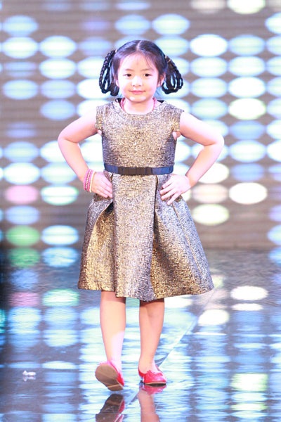 Thanh Tuyền- con gái Thúy Hằng thể hiện bản lĩnh biểu diễn thời trang