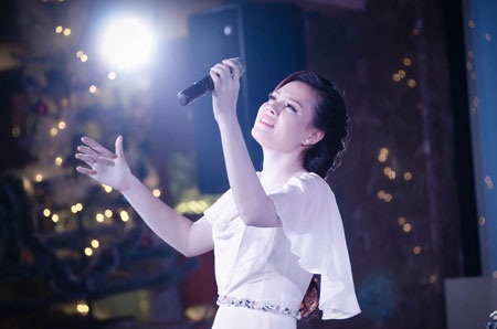 Lê Anh Dũng bế con trai đến cổ vũ mini show Thụy Miên – Quang Hào - 1 Thụy Miên dịu ngọt với Trở về dòng song tuổi thơ, Sợi nhớ sợi thương