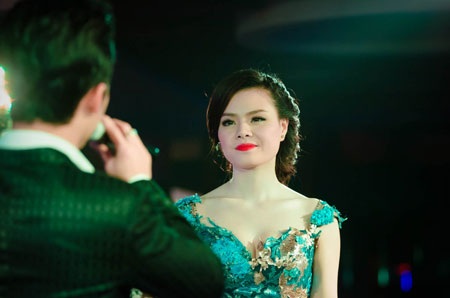 Lê Anh Dũng bế con trai đến cổ vũ mini show Thụy Miên – Quang Hào - 8 Một số hình ảnh đẹp của Quang Hào- Thụy Miên trong chương trình