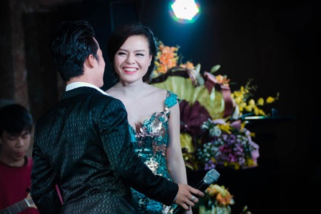Lê Anh Dũng bế con trai đến cổ vũ mini show Thụy Miên – Quang Hào - 9 Một số hình ảnh đẹp của Quang Hào- Thụy Miên trong chương trình