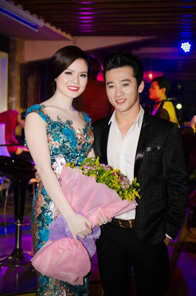 Lê Anh Dũng bế con trai đến cổ vũ mini show Thụy Miên – Quang Hào - 12 Quang Hào- Thụy Miên có nhiều khoảnh khắc đẹp trong minishow