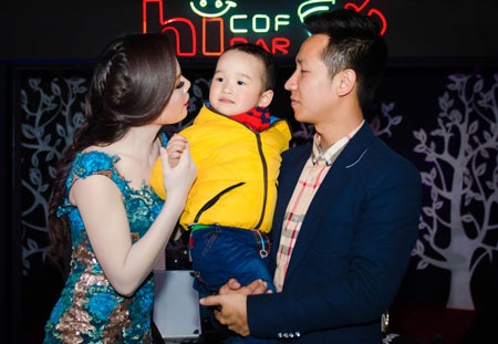 Lê Anh Dũng bế con trai đến cổ vũ mini show Thụy Miên – Quang Hào - 13 Quang Hào- Thụy Miên có nhiều khoảnh khắc đẹp trong minishow