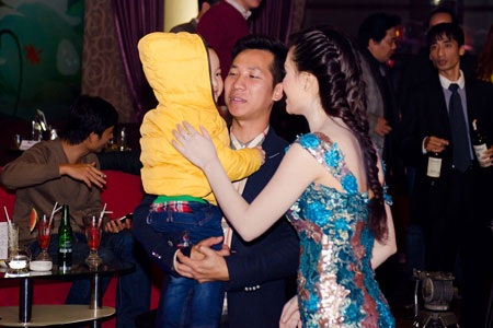 Lê Anh Dũng bế con trai đến cổ vũ mini show Thụy Miên – Quang Hào - 15 Quang Hào- Thụy Miên có nhiều khoảnh khắc đẹp trong minishow