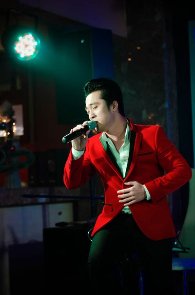 Lê Anh Dũng bế con trai đến cổ vũ mini show Thụy Miên – Quang Hào - 2 Quang Hào solo Chảy đi sông ơi, Cõng mẹ đi chơi, Về dưới mái nhà