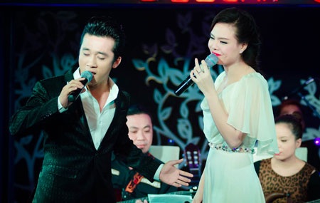 Lê Anh Dũng bế con trai đến cổ vũ mini show Thụy Miên – Quang Hào - 4 Đôi bạn than Quang Hào- Thụy Miên thực hiện thành công minishow tại phòng trà ở Hà Nội