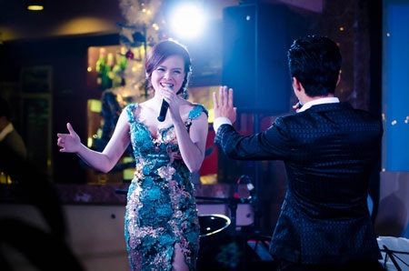 Lê Anh Dũng bế con trai đến cổ vũ mini show Thụy Miên – Quang Hào - 7 Một số hình ảnh đẹp của Quang Hào- Thụy Miên trong chương trình