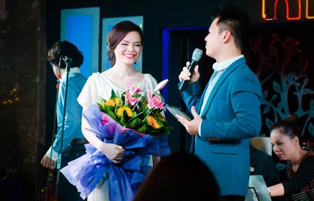 Lê Anh Dũng bế con trai đến cổ vũ mini show Thụy Miên – Quang Hào - 10 Một số hình ảnh đẹp của Quang Hào- Thụy Miên trong chương trình