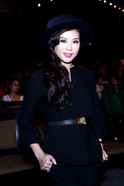 Bộ cánh cá tính của Thu Hoài thu hút nhiều sự chú ý