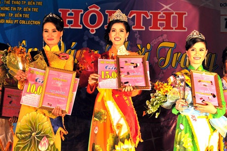 "Chân dài" xinh đẹp đăng quang Hoa khôi Bến Tre - 1 Hoa khôi Nguyễn Thị Diễm My (giữa) và hai Á khôi