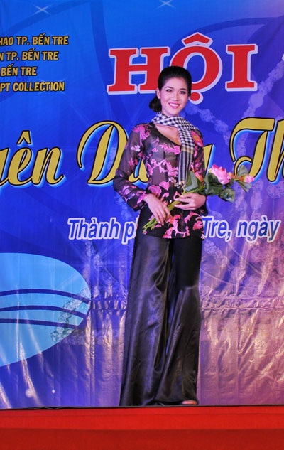 "Chân dài" xinh đẹp đăng quang Hoa khôi Bến Tre - 4 Hoa khôi Diễm My trong phần thi Trang phục áo bà ba