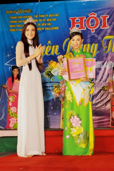 "Chân dài" xinh đẹp đăng quang Hoa khôi Bến Tre - 7 Hoa khôi Phạm Phương Thảo trao giải cho các người đẹp đoạt giải