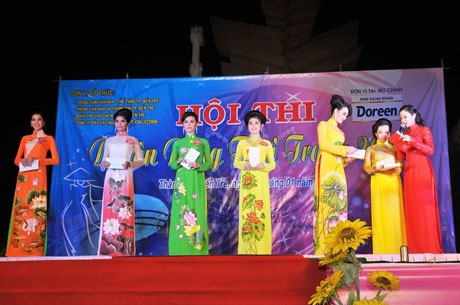 "Chân dài" xinh đẹp đăng quang Hoa khôi Bến Tre - 9 Các thí sinh trong phần thi áo dài