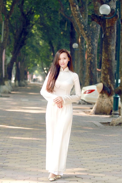 Lã Thanh Huyền đẹp tinh khôi với áo dài trắng - 7 Hà Thanh