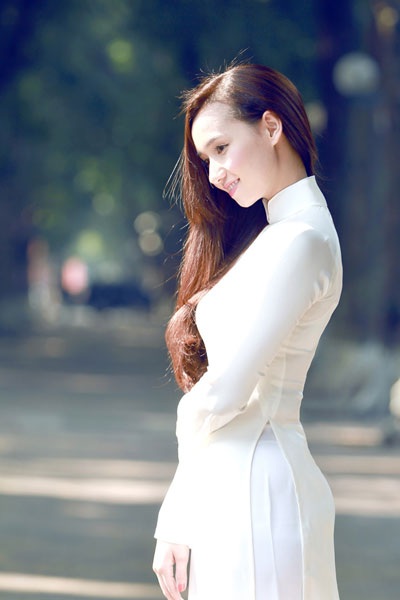 Lã Thanh Huyền đẹp tinh khôi với áo dài trắng - 8 Hà Thanh