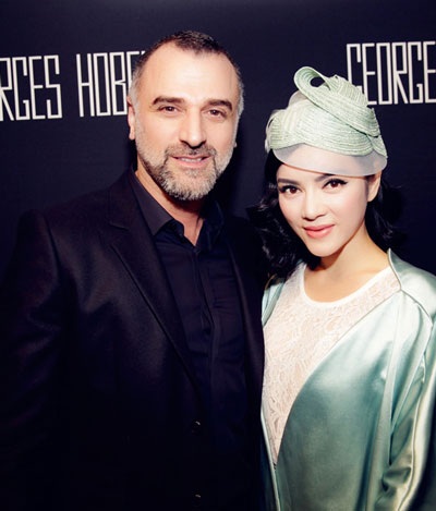 Lý Nhã Kỳ chụp ảnh kỷ niệm với ông chủ của Georges Hobeika