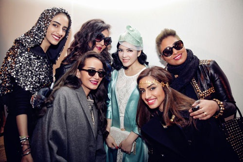 Lý Nhã Kỳ chụp ảnh chung với ê kíp show chụp hình