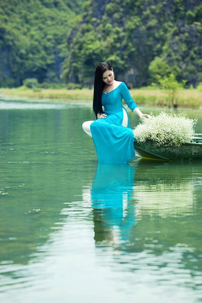 Thành Lê: “Không ai chấp nhận ca sỹ hát dân gian mặc váy hở hang” - 2 Để có những hình ảnh đẹp trong album mới, Thành Lê và ê kíp phải làm việc vất vả nhiều ngày trời