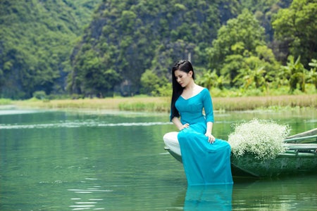 Thành Lê: “Không ai chấp nhận ca sỹ hát dân gian mặc váy hở hang” - 3 Để có những hình ảnh đẹp trong album mới, Thành Lê và ê kíp phải làm việc vất vả nhiều ngày trời