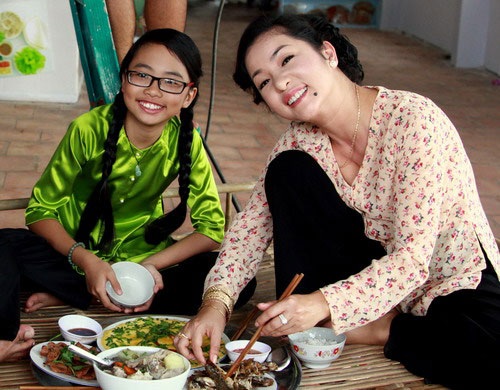 Danh hài Thúy Nga kể chuyện những cái Tết “lang bạt kỳ hồ” - 4 Khán giả sẽ gặp lại diễn viên hài Thúy Nga qua bộ phim Tết 2014 Hai Lúa