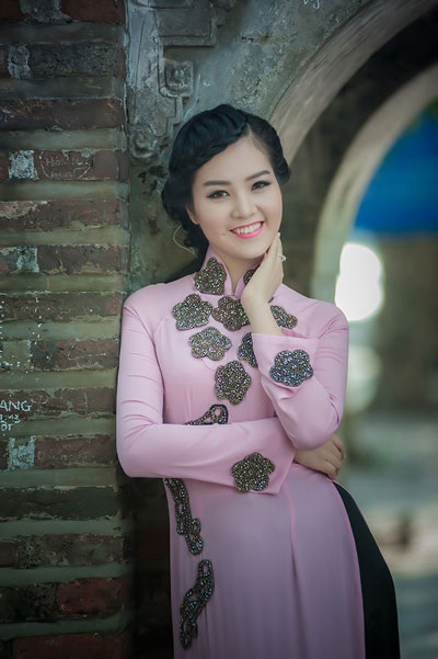 Á hậu Thụy Vân thướt tha áo dài hồng bên Hồ Gươm - 10 Hà Thanh