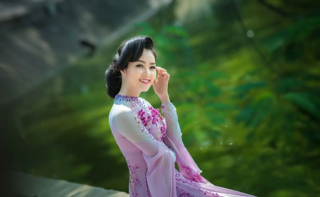 Á hậu Thụy Vân thướt tha áo dài hồng bên Hồ Gươm - 2 Hà Thanh
