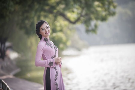Á hậu Thụy Vân thướt tha áo dài hồng bên Hồ Gươm - 3 Hà Thanh