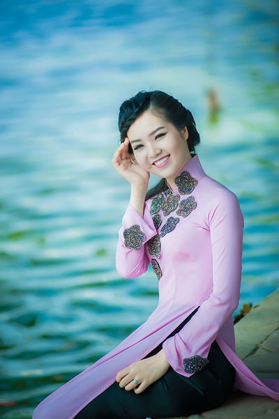 Á hậu Thụy Vân thướt tha áo dài hồng bên Hồ Gươm - 5 Hà Thanh