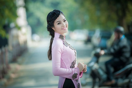Á hậu Thụy Vân thướt tha áo dài hồng bên Hồ Gươm - 6 Hà Thanh