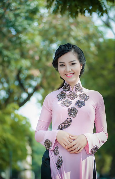 Á hậu Thụy Vân thướt tha áo dài hồng bên Hồ Gươm - 7 Hà Thanh