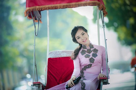 Á hậu Thụy Vân thướt tha áo dài hồng bên Hồ Gươm - 8 Hà Thanh