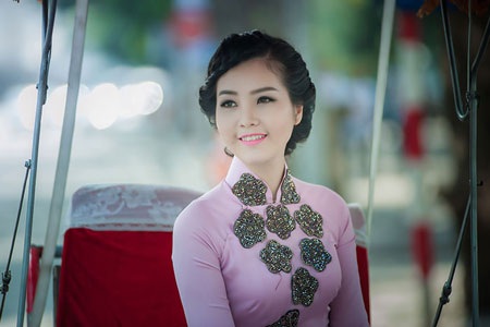 Á hậu Thụy Vân thướt tha áo dài hồng bên Hồ Gươm - 9 Hà Thanh