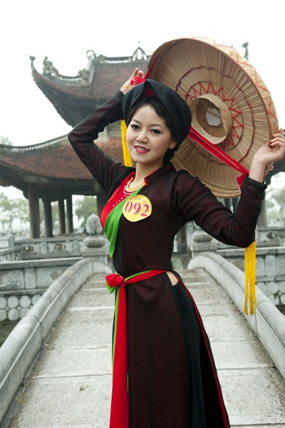 Người đẹp Kinh Bắc duyên dáng với yếm thắm, váy đào - 8 Hà Thanh