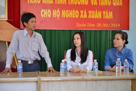 Đại diện ủy ban xã Xuân Tâm đón tiếp đoàn