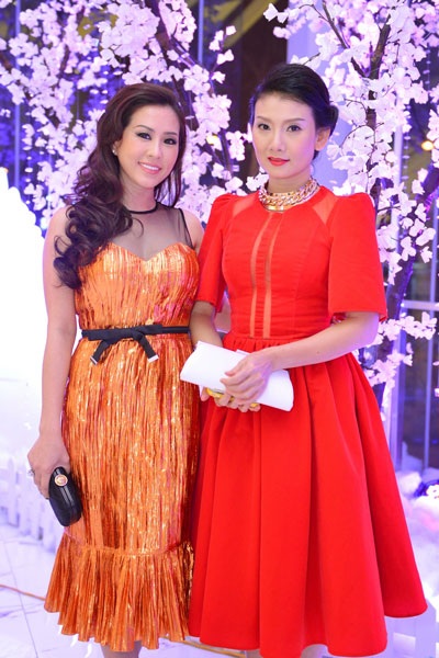 Thu Hoài và NSƯT Mỹ Uyên khoe vẻ đẹp trẻ trung, quyến rũ