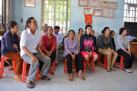 Đại diện các hộ nghèo trong xã đến nhận quà