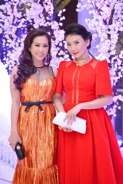 Thu Hoài và NSƯT Mỹ Uyên khoe vẻ đẹp trẻ trung, quyến rũ