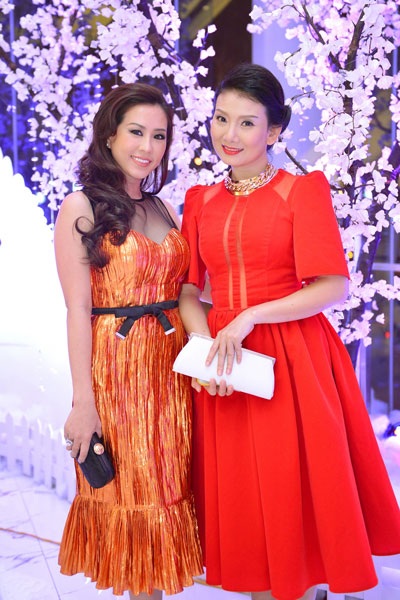 Thu Hoài và NSƯT Mỹ Uyên khoe vẻ đẹp trẻ trung, quyến rũ