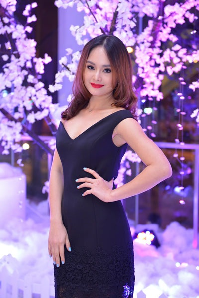 Diễn viên Lan Phương nổi bật với váy màu đen, son môi đỏ